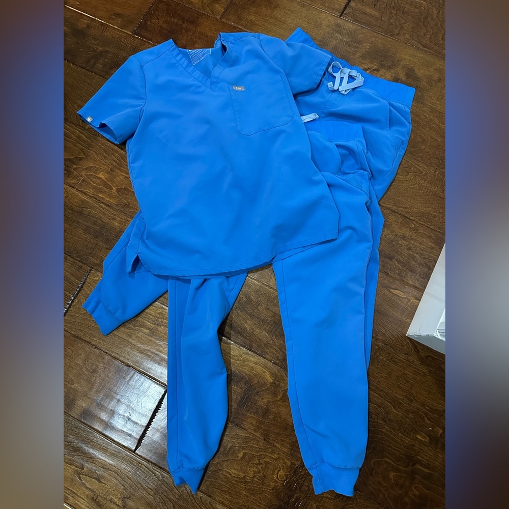 Figs Capri light blue 3 piece Scrub Set 2 Zamora Small joggers 1 Catarina top M